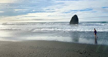 Hummingbird Vista! Scenic River and Ocean Views & Hot Tub - 4WD RQD