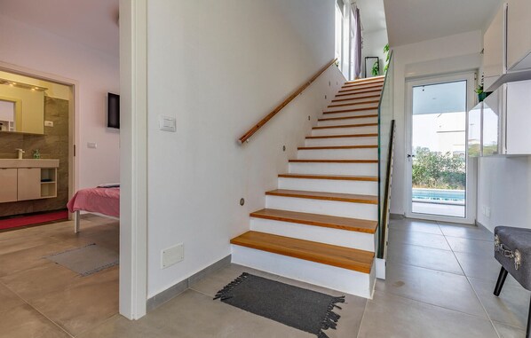 Eine Treppe mit Holzbodenstufen, die zu einer Zwischenebene führen.