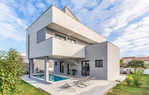 Exterior - Awesome home in Volme (Volme)