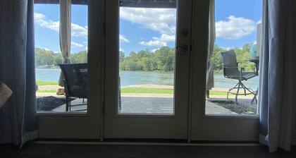 Stunning lake condo with AMAZING lake views. Just a fews miles from downtown.