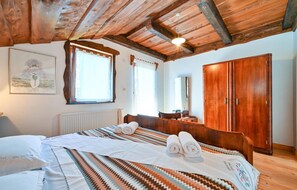 4 bedrooms, travel crib, free WiFi, bed sheets