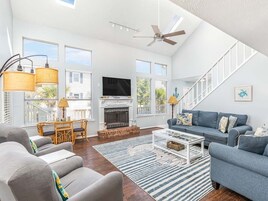 Maison, plusieurs lits, cuisine, vue plage | Coin séjour | Télévision, table de tennis de table