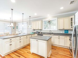 Casa, várias camas, acesso à piscina, vista para a piscina | Cozinha privada | Geladeira, micro-ondas, fogão, cooktop