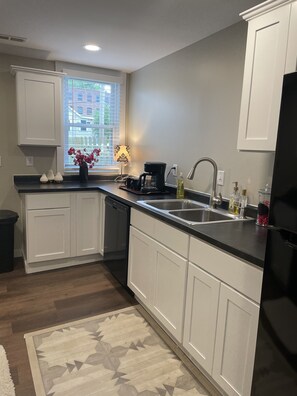 Kylskåp, mikrovågsugn, ugn och spishäll