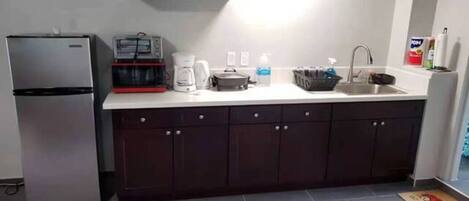 Jääkaappi, mikroaaltouuni, uuni, liesi