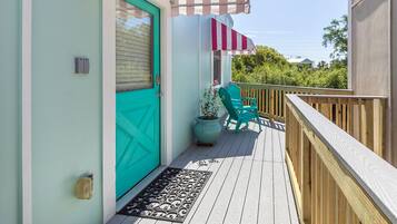 Hus, flere senger, kjøkken, strandutsikt | Overnattingsstedets uteområder