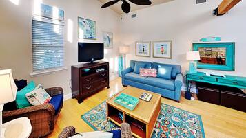 Hus, flere senger, kjøkken, strandutsikt | Oppholdsområde | TV