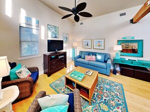 Casa, várias camas, cozinha, vista para a praia | Área de estar | TV