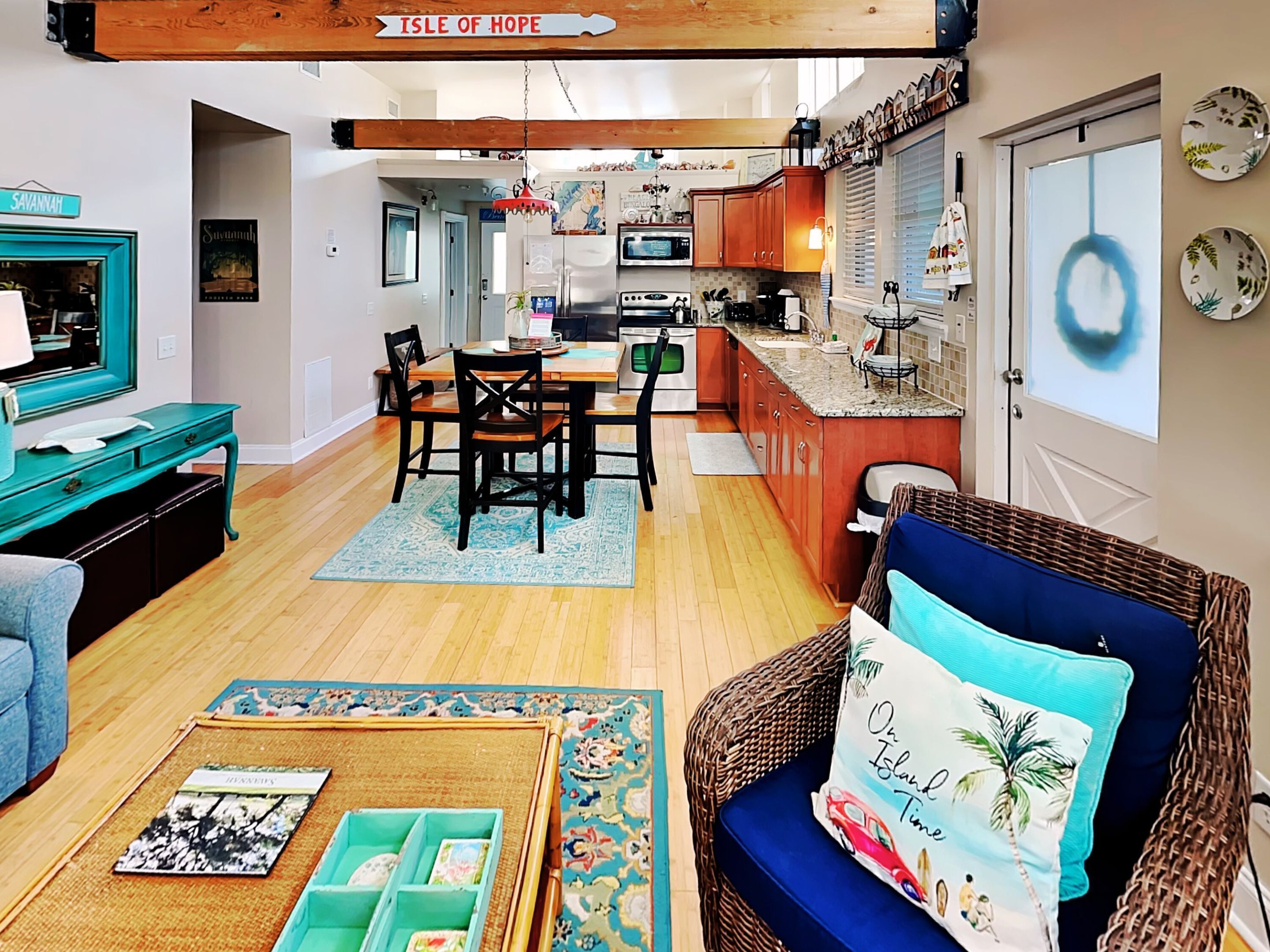 Hus, flere senger, kjøkken, strandutsikt | Oppholdsområde | TV