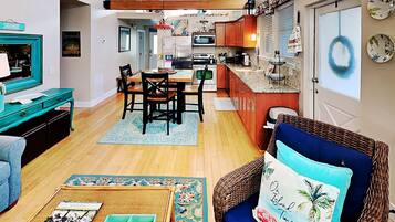 Hus, flere senger, kjøkken, strandutsikt | Oppholdsområde | TV