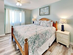 Condo, várias camas, cozinha, vista para a praia | 2 quartos, Wi-Fi de cortesia, roupa de cama