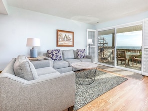 Condo, varias camas, cocina, vista a la playa | Área de sala de estar | Televisión de 40 pulgadas con canales digitales