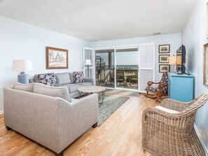 Condo, varias camas, cocina, vista a la playa | Área de sala de estar | Televisión de 40 pulgadas con canales digitales 