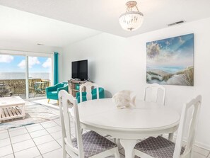 公寓客房, 多張床, 廚房, 海灘景觀 | 用餐區