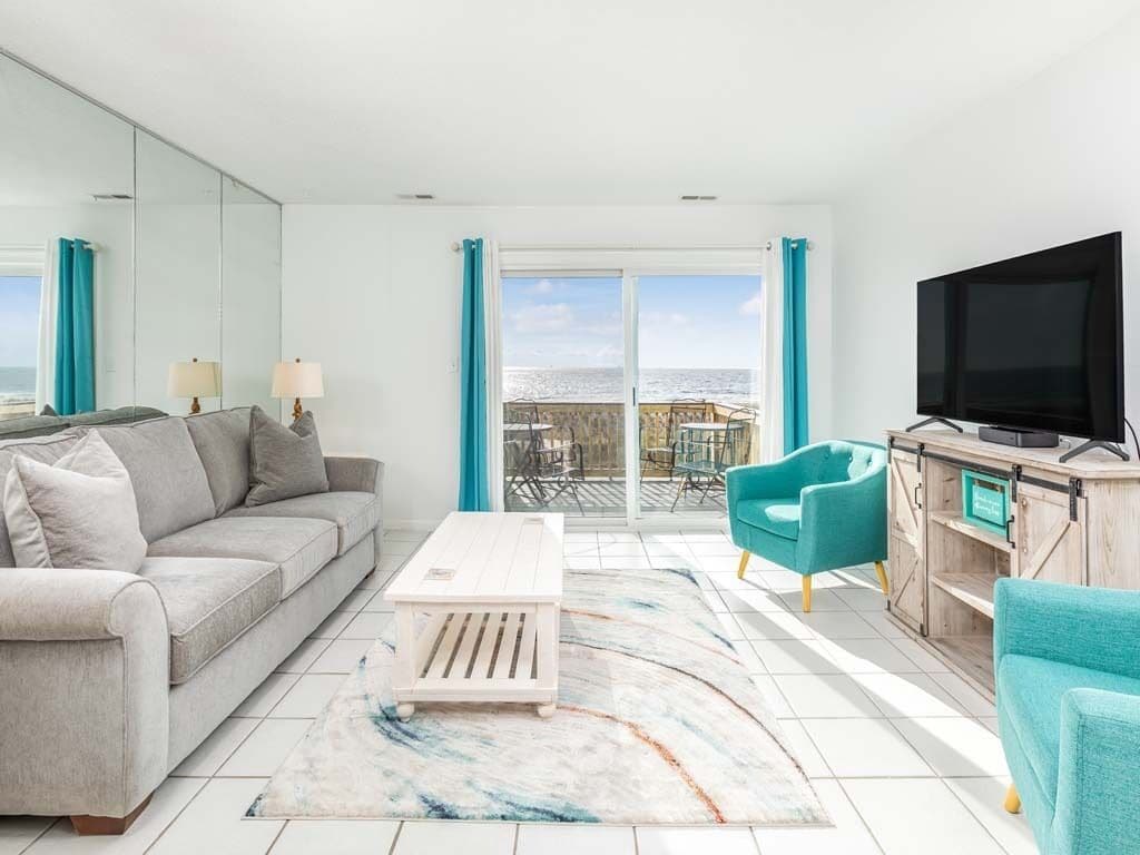 Condo, varias camas, cocina, vista a la playa | Área de sala de estar | Televisión de 40 pulgadas con canales digitales 