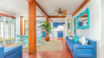 Condo, Multiple Beds, Kitchen, Pool View | Living area | 40-inch TV with digital channels