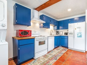 Condo, varias camas, cocina, vista a la alberca | Cocina privada | Refrigerador, microondas, horno y parrilla de estufa