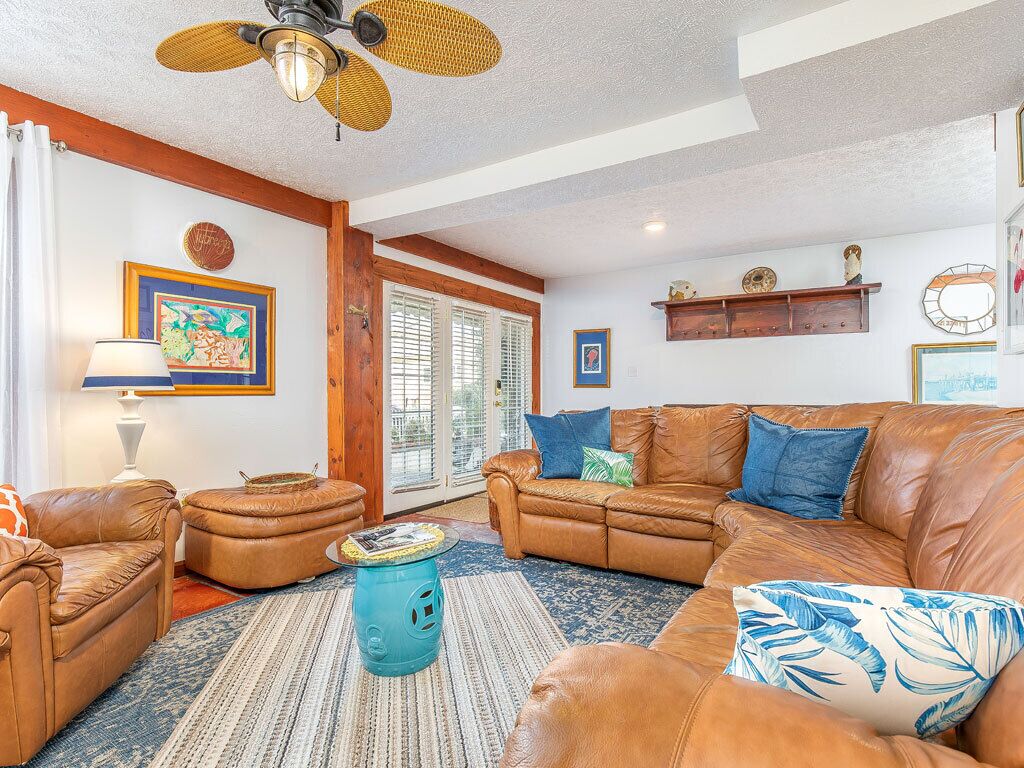 Condo, Multiple Beds, Kitchen, Pool View | Living area | 40-inch TV with digital channels