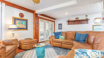 Condo, Multiple Beds, Kitchen, Pool View | Living area | 40-inch TV with digital channels