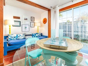 Apartment, Mehrere Betten, Küche, Poolblick | Innenbereich