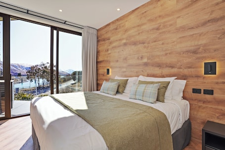 Escritorio, espacio para trabajar con laptop y cortinas blackout . Grand Suites Lake Tekapo