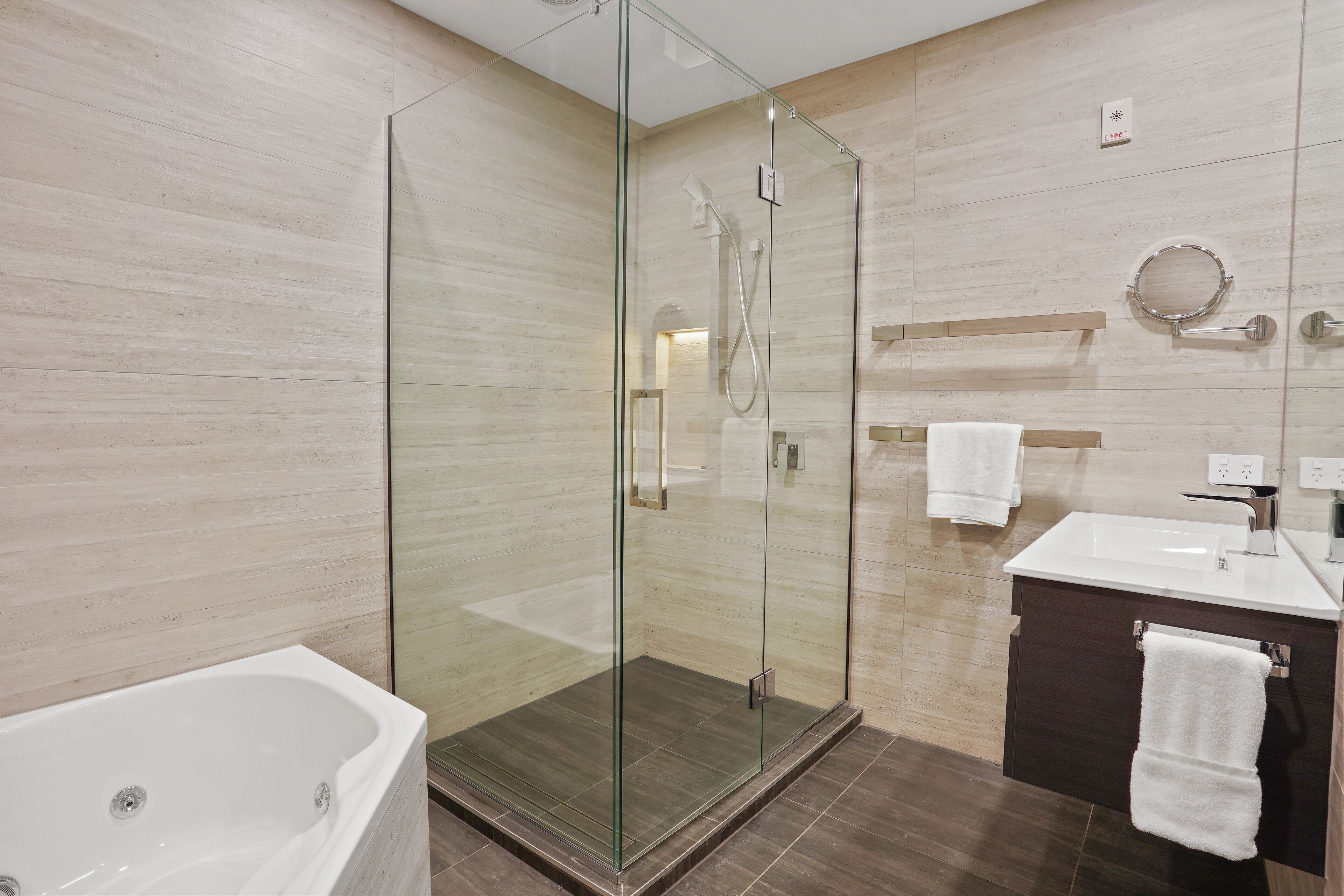 Suite familiar | Baño | Secadora de cabello, piso con calefacción, toallas, jabón 