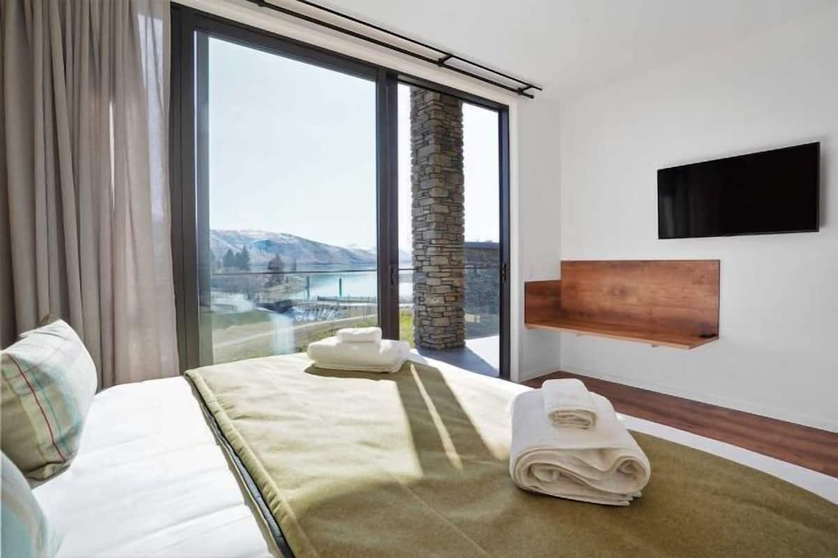 1 bedroom, desk, laptop workspace, blackout curtains