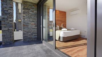 Suite Familiale | Bureau, espace de travail pour ordinateur portable, rideaux occultants