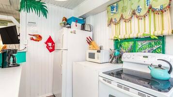 Condo, 1 King Bed, Kitchen, Pool View | Private kitchen | Fridge, microwave, oven, stovetop