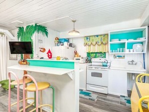 Condo, 1 King Bed, Kitchen, Pool View | Private kitchen | Fridge, microwave, oven, stovetop