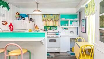 Condo, 1 giường cỡ king, bếp, quang cảnh hồ bơi | Bếp riêng | Tủ lạnh, lò vi sóng, lò nướng, bếp nấu