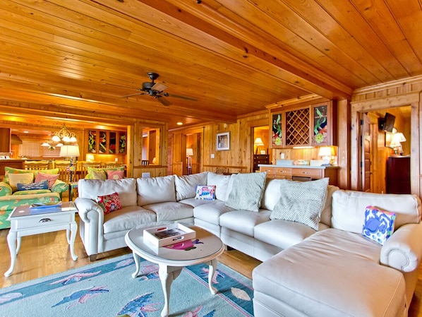 Casa, varias camas, cocina, vista al océano | Área de sala de estar | Televisión