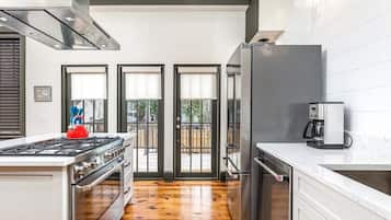 House, Multiple Beds, Fireplace, Garden View | Private kitchen | Fridge, microwave, oven, stovetop