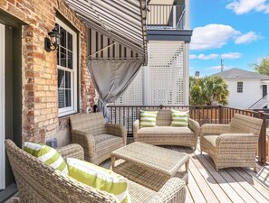 Casa, varias camas, chimenea, vista al jardín | Áreas de la propiedad