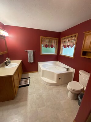 Ensemble douche/baignoire, serviettes fournies, papier toilette