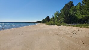 Nära stranden och solstolar