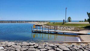 Nära stranden och solstolar