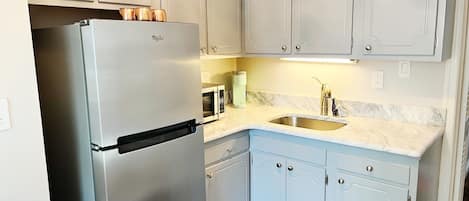 Refrigerador, microondas, placa de cocina, cafetera/tetera