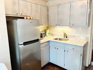 Een koelkast, een microgolfoven, een kookplaat