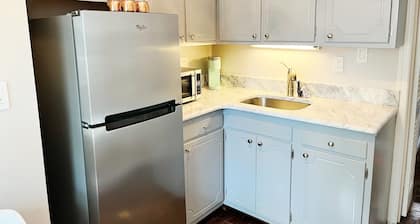 Charming Garden-Level Guest Suite in Heart of Capitol Hill