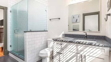 Casa, letti multipli, cucina, vista giardino | Bagno | Asciugamani
