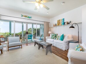 Casa, varias camas, cocina, vista a la playa | Área de sala de estar | Televisión 