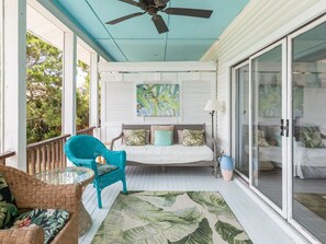 Casa, varias camas, cocina, vista a la playa | Área de sala de estar | Televisión 