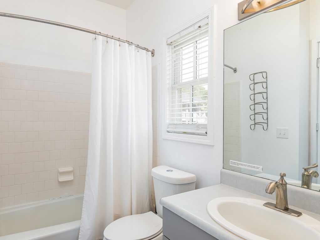 Un bagno con vasca, WC e lavandino.