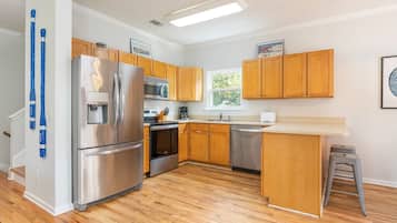 House, Multiple Beds, Pool Access, Pool View | Private kitchen | Fridge, microwave, oven, stovetop
