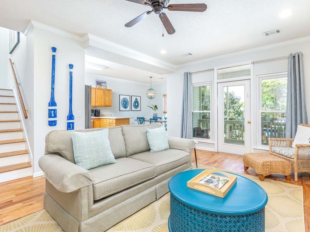 Nhà, nhiều giường, có thể sử dụng hồ bơi, quang cảnh hồ bơi | Khu phòng khách | TV 40-inch có truyền hình kỹ thuật số 