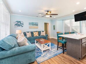 Casa, varias camas, cocina, vista a la playa | Área de sala de estar | Televisión de 40 pulgadas con canales digitales 