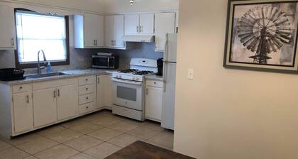 Cozy 2-Bedroom Apartment - Close To It All!