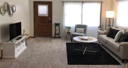 Cozy 2-Bedroom Apartment - Close To It All!