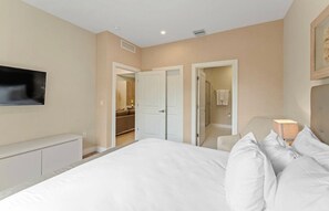 4 bedrooms, travel cot, WiFi, bed sheets - 5 minutes to Disney! Gorgeous resort home with 4 spacious suites. (Kissimmee)